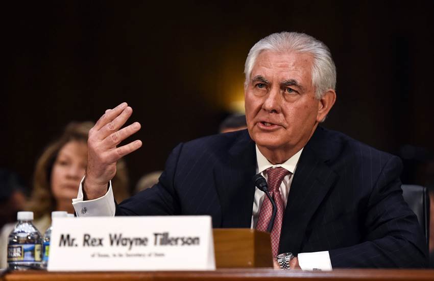 टिलरसन ने ईरान पर लेबनान, इराक, सीरिया तथा यमन में अमेरिकी हितों को कमजोर करने का आरोप लगाया है। टिलरसन ने ईरान पर लेबनान, इराक, सीरिया तथा यमन में अमेरिकी हितों को कमजोर करने का आरोप लगाया है।