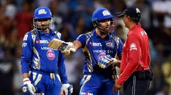 IPL-2017: रोहित शर्मा पर अंपायर के फैसले पर नाराजगी जताने के लिए लगा 50% का जुर्माना