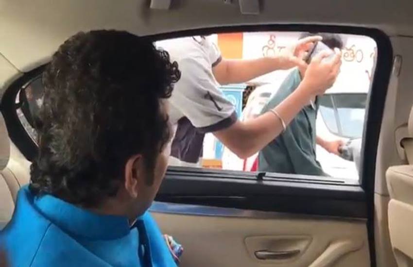 बच्चों से हेलमेट पहनने को कहते हुए सचिन तेंडुलकर।