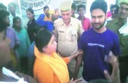 गोतस्कर समझ पशुपालक पहलू खान की हत्या के आरोपी से मिलीं साध्वी, कहा- यही हैं आज के शहीद भगत सिंह और चंद्रशेखर आजाद