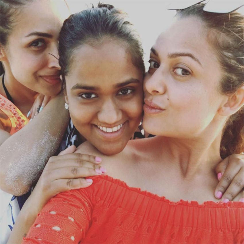 अपने तलाक को लेकर विवाद के बावजूद मलाइका खान परिवार के साथ मस्ती करती दिखीं।