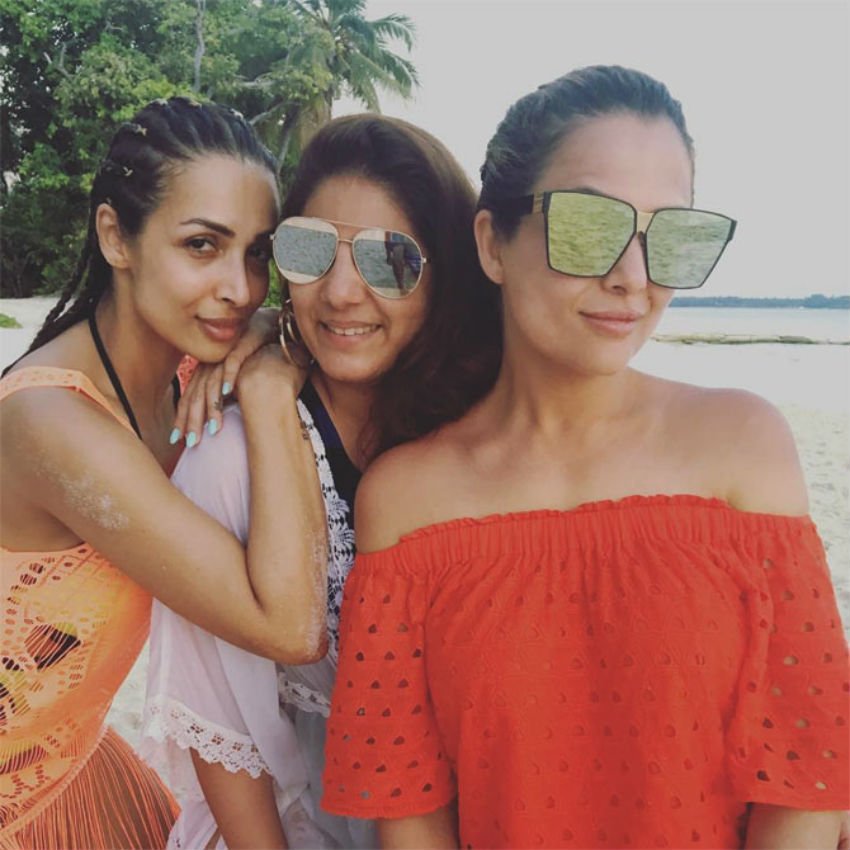 सलमान खान के भांजे अहिल शर्मा के पहले बर्थडे सेलिब्रेशन के लिए पूरा खान परिवार मालदीव पहुंचा हुआ है। मलाइका अरोड़ा, अरबाज खान से भले ही तलाक ले रही हों लेकिन परिवार से उनका लगाव अभी भी बरकार है। पूरे परिवार के साथ वो भी मालदीव में दिखाई दीं।