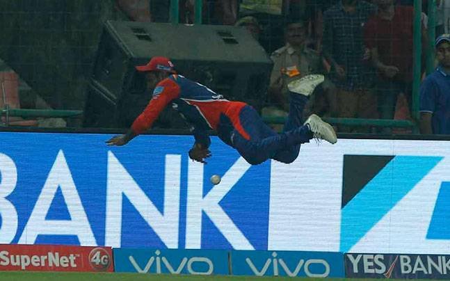 संजू सैमसन की इस शानदार फिल्डिंग ने सबको हैरत में डाल दिया। संजू सैमसन की इस शानदार फिल्डिंग ने सबको हैरत में डाल दिया।