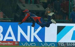 वीडियो: संजू सैमसन ने बाउंड्री के बाहर कूद कर पकड़ी गेंद, ग्राउंड में फेंककर दो रन में बदला छक्का