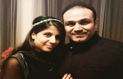 सहवाग ने पत्नी की साथ वाली फोटो शेयर करके बयां की पतियों की हालत, यूजर्स से मिला ये जवाब