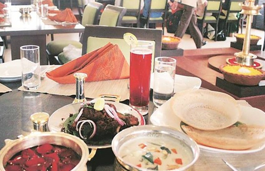 उपभोक्ता मामलों के केंद्रीय मंत्री रामविलास पासवान ने बीते हफ्ते एलान किया कि सेवा-शुल्क अनिवार्य नहीं है, ऐच्छिक है। उपभोक्ता मामलों के केंद्रीय मंत्री रामविलास पासवान ने बीते हफ्ते एलान किया कि सेवा-शुल्क अनिवार्य नहीं है, ऐच्छिक है।