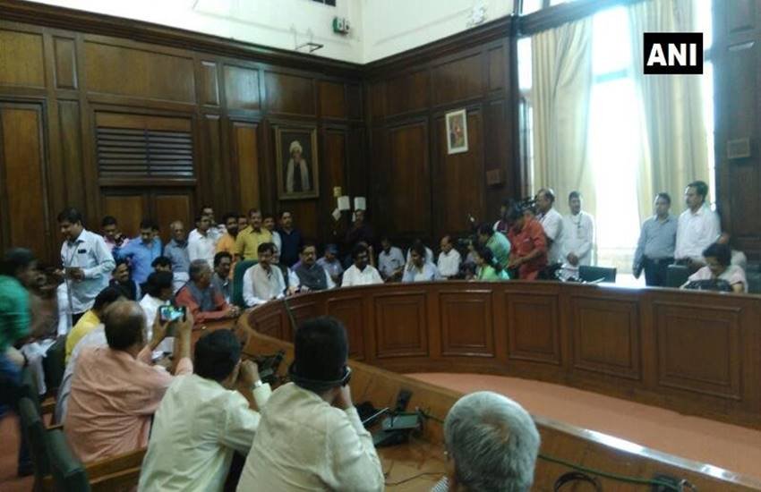 Ravindra Gaikwad Issue, Ravindra Gaikwad Row, Ravindra Gaikwad vs Air India, Ravindra Gaikwad Beats Air India Staff, Shiv Sena, NDA, Shiv Sena Ultimatum, Ashok Ganapati Raju, Anant geete,