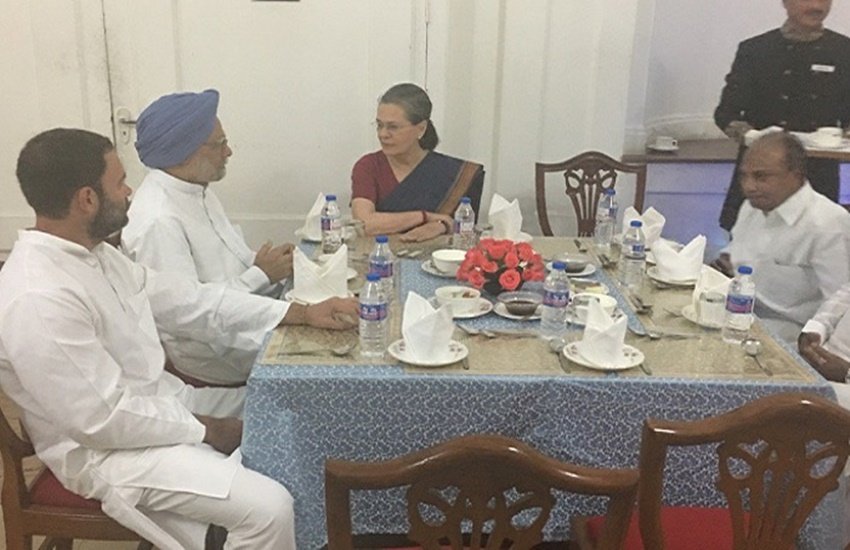 डिनर की टेबल पर सोनिया गांधी के साथ मनमोहन सिंह, राहुल गांधी और ए के एंटनी।