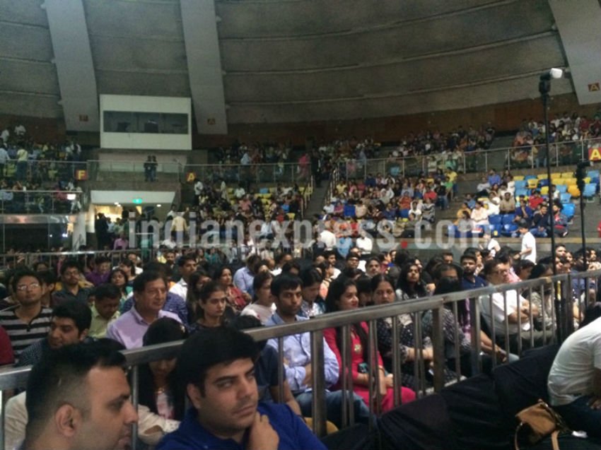 उन्होंने भीड़ के साथ एक सेल्फी फोटो भी ली, और इसे ट्वीट करने का वादा भी किया। "मैं इस तस्वीर को आज रात ट्विटर पर पोस्ट करूंगा। क्योंकि कभी कभी हमें अच्छी चीजें भी टवीटर पर पोस्ट करनी चाहिये"सुनील ने दर्शकों से कहा।