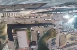 VIDEO: बहादुरों के तैरने के लिए 40वें फ्लोर पर बना यह ‘स्काई पूल’, कमजोर दिलवाले भूल कर भी न जाए