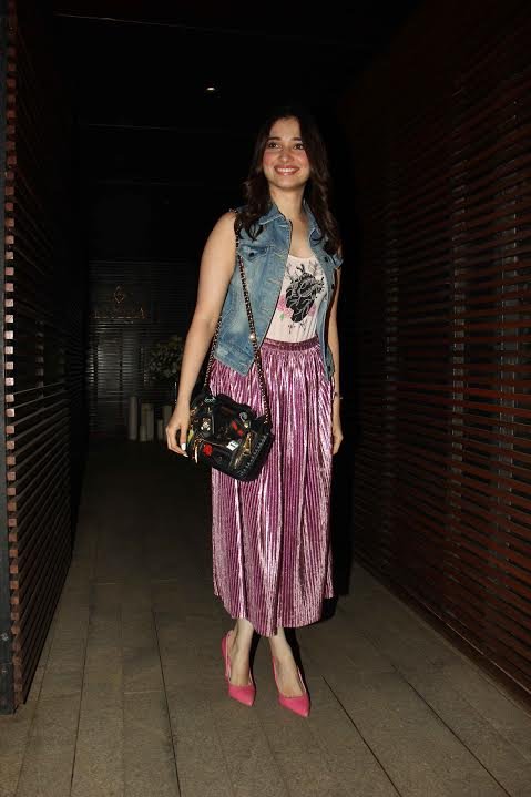 बाहुबली-2 की हीरोइन तमन्ना भाटिया इस अंदाज में पार्टी में पहुंचीं।