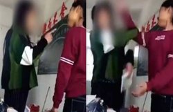 VIRAL VIDEO: गलत बर्ताव के लिए टीचर ने मारा थप्पड़ तो छात्रा ने भी जड़ दिया तमाचा, जमकर हुई हाथापाई