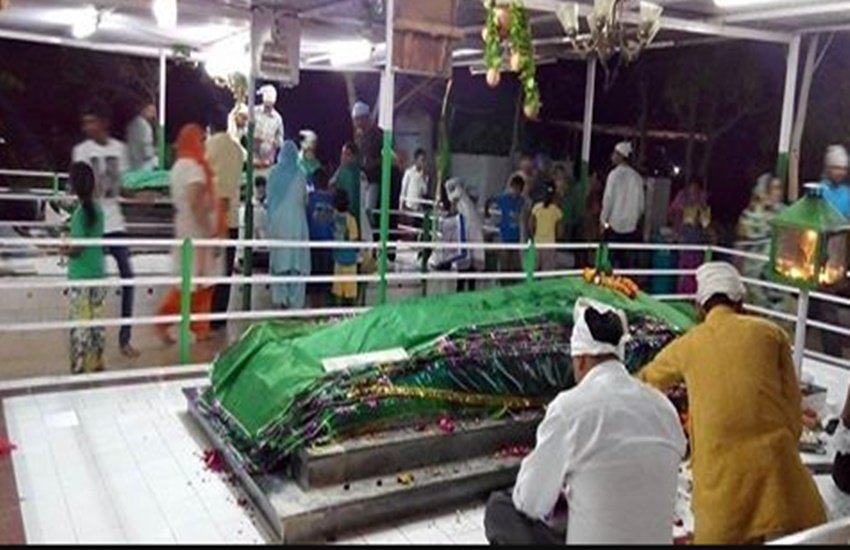 यहां पर दोनों धर्मों के लोग एक साथ बैठकर अपने-अपने तरीके से पूजा करते है। (Photo Source: Facebook)