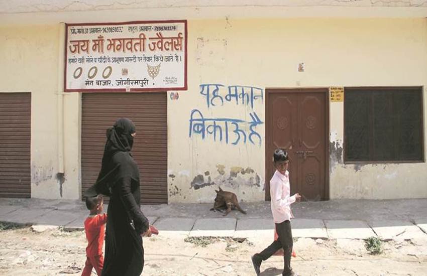 बिजनौर में मंदिर में लाउडस्पीकर लगाने को लेकर तनाव। (Express Photo/Gajendra Yadav)
