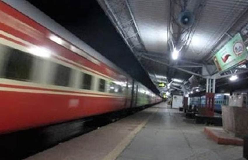 रेल गाड़ी के नीचे आने के बाद भी बच गई जान। (Representative Photo)