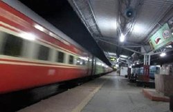 सुसाइड के लिए पटरी पर लेटे शख्स के ऊपर से गुजर गई ट्रेन, बेवकूफी ने बचाई जान, लोग रह गए हैरान