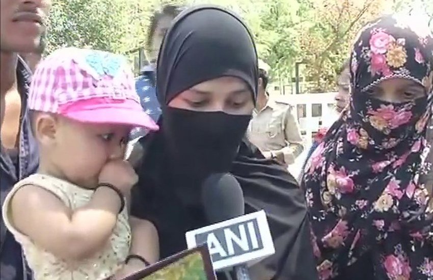फरियाद लेकर पहुंची सीएम दरबार में पहुंची महिला। (ANI PHOTO)