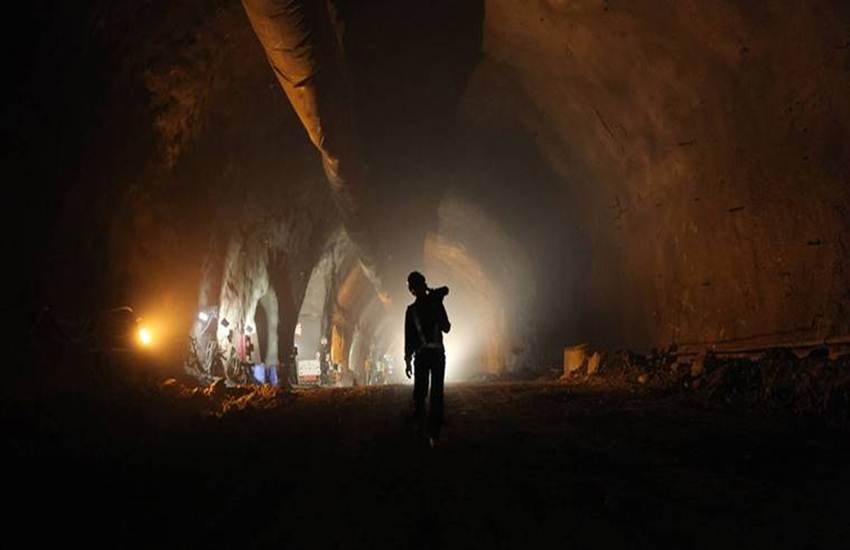 देश की सबसे लंबी सुरंग पर उठने लगे तरह-तरह के सवाल 