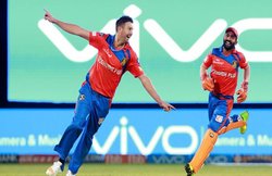 वीडियोः आईपीएल-10 में एक ही दिन में बनी दो हैट्रिक, सैमुअल बद्री के बाद एंड्रू टाई ने किया कमाल