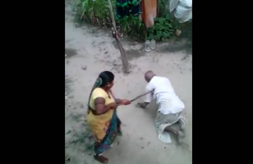 VIDEO: बुजुर्ग गिड़गिड़ाता रहा और वो औरत उसे मारती रही, तेजी से वायरल हो रहा है ये वीडियो VIDEO: बुजुर्ग गिड़गिड़ाता रहा और वो औरत उसे मारती रही, तेजी से वायरल हो रहा है ये वीडियो
