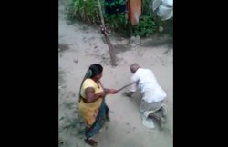 VIDEO: बुजुर्ग गिड़गिड़ाता रहा और वो औरत उसे मारती रही, तेजी से वायरल हो रहा है ये वीडियो