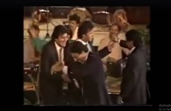 VIDEO: लाहौर में जावेद मियांदाद और इमरान खान के साथ जमकर झूमे थे विनोद खन्ना, सुपरस्टार की मौत के बाद वायरल हो रहा है वीडियो