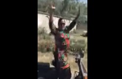 VIDEO: आंटी ने चलते स्कूटर पर किया ऐसा डांस कि देखने वाले देखते रह जाएंगे, वायरल हो रहा है वीडियो