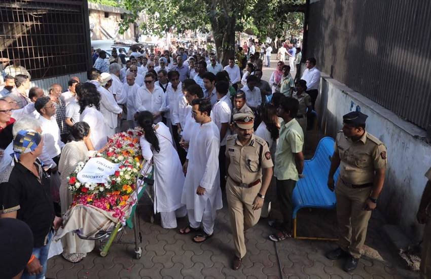 vinod khanna, vinod khanna funeral, vinod khanna death, vinod khanna actor, vinod khanna dead, vinod khanna funeral images, vinod khanna dead, vinod khanna death news, vinod khanna bollywood, vinod khanna news in hindi, vinod khanna cancer, vinod khanna Latest news, Hindi News, News updates