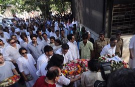 vinod khanna, vinod khanna funeral, vinod khanna death, vinod khanna actor, vinod khanna dead, vinod khanna funeral images, vinod khanna dead, vinod khanna death news, vinod khanna bollywood, vinod khanna news in hindi, vinod khanna cancer, vinod khanna Latest news, Hindi News, News updates
