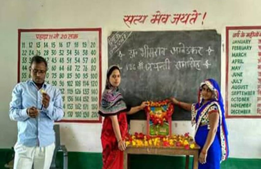 नेताजी सुभाष चंद्र बोस को श्रद्धांजलि देती शिक्षिकाएं।