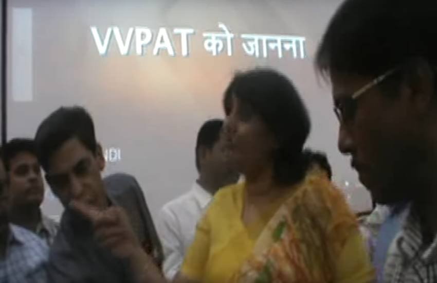 ईवीएम की कथित गड़बड़ी को छिपाती इस महिला को चुनाव अधिकारी बताया जा रहा है।