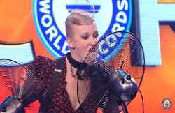 वीडियो: चलते हुए पंखे को जुबान से रोक देती है यह महिला, एक मिनट में 32 बार रोककर बनाया रिकॉर्ड