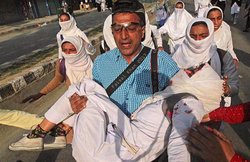 कश्मीरी बच्ची की जान बचा कर फोटो-जर्नलिस्ट ने छू लिया पूरे हिंदुस्तान का दिल, सोशल मीडिया पर लोग कर रहे हैं सलाम