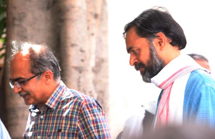 योगेंद्र यादव और प्रशांत भूषण।