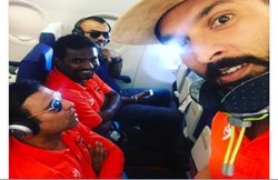 फ्लाइट में वीवीएस लक्ष्मण ले रहे थे खर्राटे, युवराज सिंह ने इंस्टाग्राम पर कर दी तस्वीर VIRAL