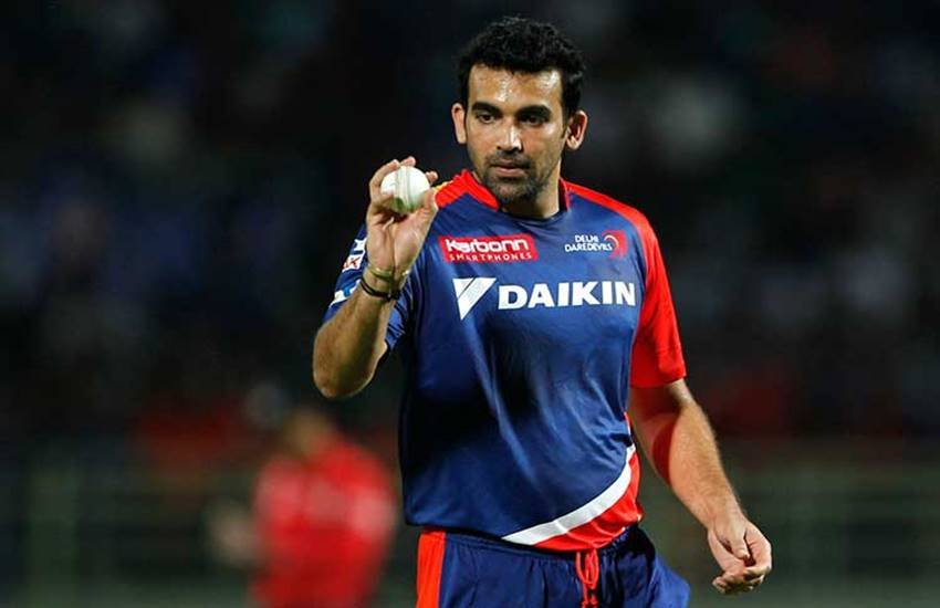 जहीर के नाम अब आईपीएल में पावरप्ले में 50 विकेट लेने का रिकॉर्ड दर्ज हो गया है और वह ऐसा कारनामा करने वाले पहले गेंदबाज बन गए हैं