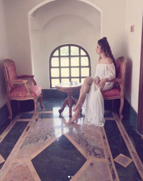 इस तस्वीर में मौनी काफी ग्लैरमस लुक में नजर आ रही हैं। इसमें वो किसी शानदार जगह में खिड़की के पास एक कुर्सी पर बैठी दिख रही हैं। उनकी इस फोटो को करीब 1 लाख 22 हजार से ज्यादा लोगों ने लाइक किया है।