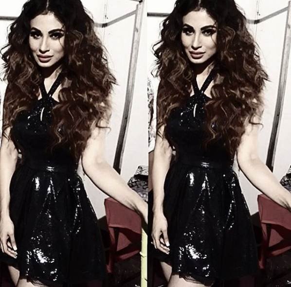 मौनी रॉय छोटे पर्दे का जाना पहचाना चेहरा है। कलर्स के टीवी शो नागिन और नागिन-2 ने उन्हें और शौहरत दी है।