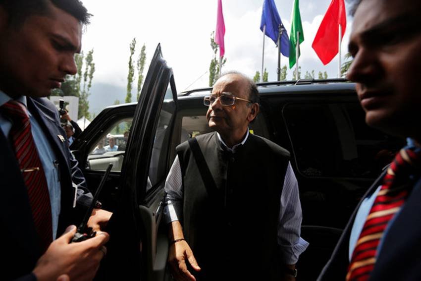 श्री नगर एयरपोर्ट से घाटी में आयोजित सेमीनार में जाने के लिए कार में सवार होने जा रहे अरुण जेटली। (Agency)