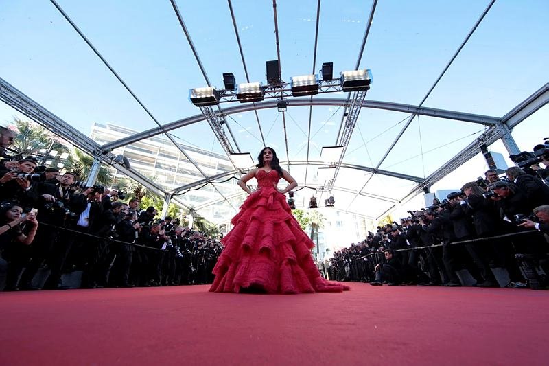 उसके बाद 20 मई को वह संजय लीला भंसाली की बहुचर्चित फिल्म देवदास को लो रियल पेरिस ओपेन एयर सिनेमा में प्रस्तुत करेंगी। 2002 में भी उन्होने इसी फिल्म का प्रेजेंट किया था।