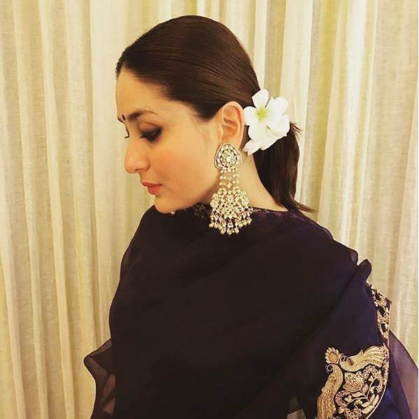 ब्लू लहंगे में करीना का रॉयल लुक सभी का ध्यान अपनी तरफ खींच रहा है। कुछ समय पहले करीना ने बताया था कि प्रेग्नेंसी के दौरान उन्होंने 18 किलो वजन बढ़ा लिया था। लेकिन अब वह पूरी तरह से फिट हैं।