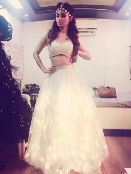 2015 में नागिन करने के बाद वो एक बार फिर पर्दे पर छा गईं और फिलहाल नागिन 2 में दोहरी किरदारों में नजर आईं। मोनी को कत्थक भी आता है। अगर खबरों पर यकीन करें तो जल्द ही मौनी किसी बड़ी फिल्म में नजर आ सकती हैं और सलमान खान उन्हें जल्द ही किसी फिल्म में बॉलीवुड में लॉन्च कर सकते हैं।