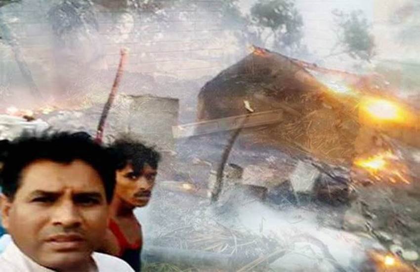 राजस्थान के बयाना विधानसभा से विधायक बच्चू सिंह जलते हुए कच्चे घरों के साथ सेल्फी लेते हुए। (सोर्स- फेसबुक)