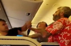 वीड‍ियो: फ्लाइट में ऐसी लड़ाई आपने शायद ही देखी होगी