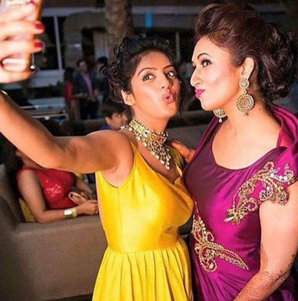 दिव्यांका त्रिपाठी की शादी के रिसेप्शन के दौरान की एक तस्वीर।