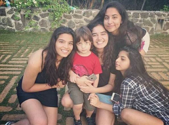 फीमेल्स में जितना क्रेज शाहरुख खान का है अब अबराम भी उसी लाइन पर हैं। लड़कियों में उनकी फैन फॉलोइंग भी कम नहीं है।