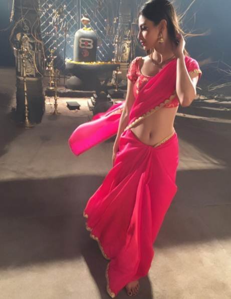 मौनी रॉय नागिन और नागिन 2 करने के बाद काफी पॉपुलर हो चुकी हैं। टीवी की इस नागिन ने अपने करियर की शुरूआत 2007 में एकता कपूर के मशहूर शो क्योंकि सास भी बहू थी से की थी। इसके बाद वो लगातार पर्दे पर आईं लेकिन उन्हें फेम देवों के देव महादेव से मिला।