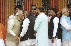 अख‍िलेश यादव ने बताया कि‍ योगी आद‍ित्‍य नाथ के शपथ समारोह मेें मुलायम स‍िंंह ने पीएम नरेंद्र मोदी के कान में क्‍या कहा था