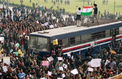 निर्भया गैंगरेप केस: सोशल मीडिया ने फैसले को बताया अधूरा, नाबालिग दरिंदे को भी फांसी की मांग