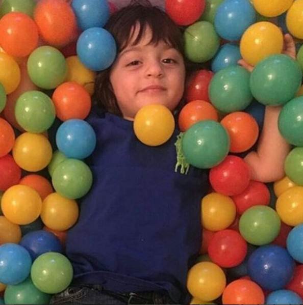 अबराम की हर तस्वीर सोशल मीडिया पर छाई रहती है।